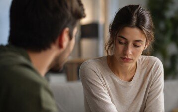 Qué dice de una persona que suba el volumen de la voz al hablar, según la psicología
