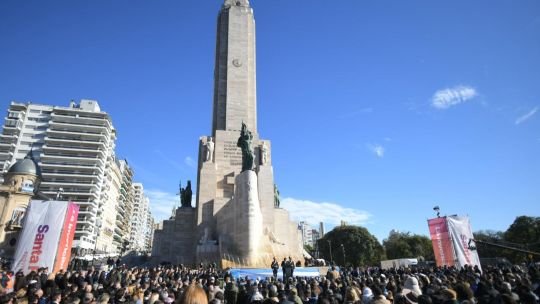 Reencuentros, críticas y reclamos: El detrás de escena del acto por el Día de la Bandera