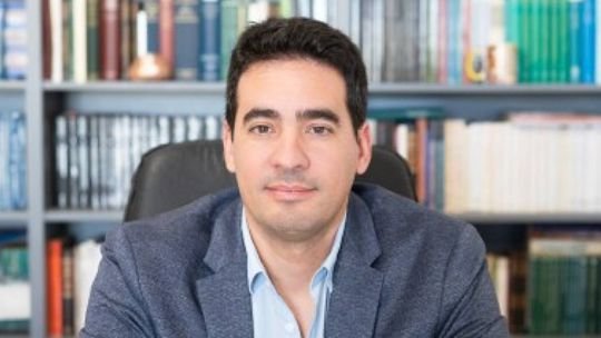 En “QR!”, analizaron la salida de Adorni como vocero: “No podía seguir enfrentando a la prensa”