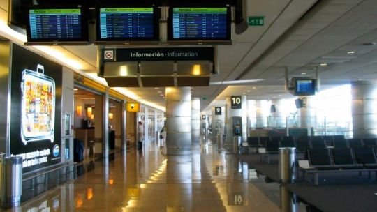 Una pasajera fue detenida en Aeroparque por morder a un agente policial tras negarse a pagar un recargo de equipaje