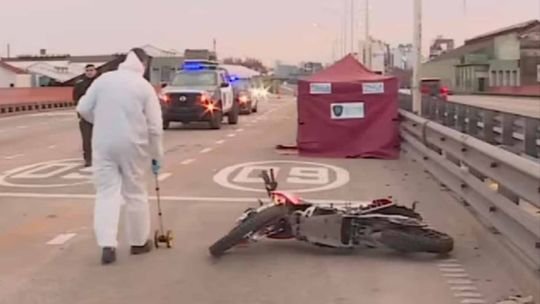 Murió un motociclista en la Autopista 9 de Julio y un auto involucrado en el hecho se dio a la fuga
