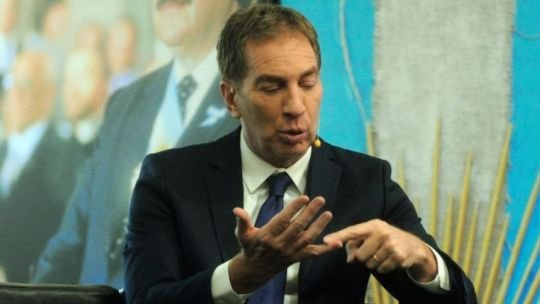 Santilli ingresó a la Quinta de Olivos hablando con Macri por teléfono: prometió “seguir con las reformas”
