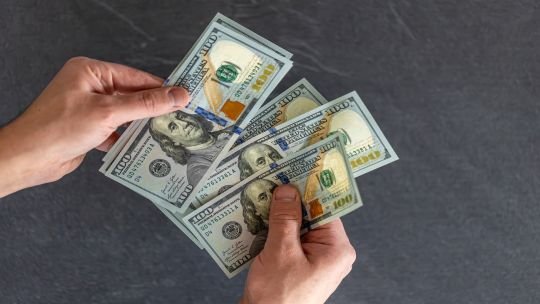 El dólar blue cerró en baja este lunes 29 de junio y el Banco Central volvió a comprar dólares