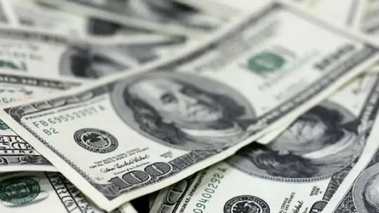 El dólar oficial cerró la semana al alza y alcanzó los .460