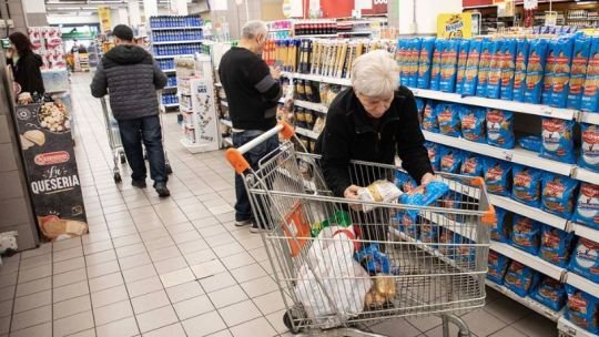 El poder de compra sigue en rojo: los empleados públicos nacionales encabezan la pérdida salarial