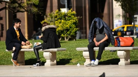 Clima en Rosario: el sol brillará con fuerza pero el viento del sudeste enfriará la región
