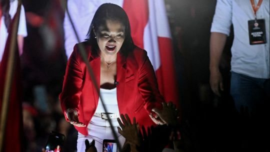 Keiko Fujimori y Roberto Sánchez cerraron sus campañas: el balotaje peruano es una moneda en el aire