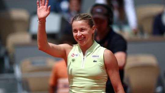 Quién es Maja Chwalinska, la promesa polaca del tenis que hizo historia al alcanzar la final de Roland Garros