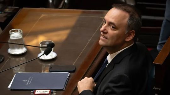 Investigan a Manuel Adorni por comprar un flipper de colección de 8.000 dólares para su casa de country