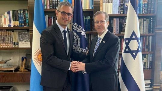 Milei a contramano de Trump: envía a Menem a Israel mientras EE.UU. sella el acuerdo con Irán
