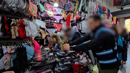 Desnudaron a “La Juanita”: ARCA y la Policía confiscaron 123 millones en ropa floja de papeles