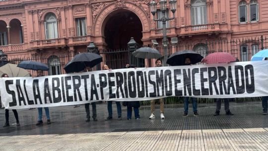 “Sala abierta, periodismo encerrado”: más de un mes con restricciones a la prensa en la Casa Rosada