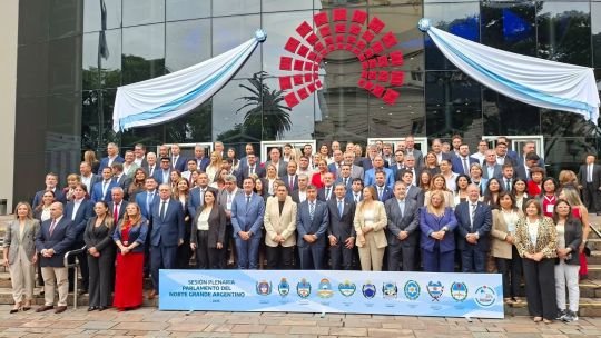 Corrientes lleva el reclamo por las tarifas eléctricas, la Isla Apipé y el Corredor Belgrano al Norte Grande