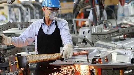 La industria dejará medio millón de trabajadores sin empleo y cerrará hasta 40.000 empresas en 2026