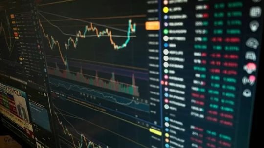 Riesgo país en niveles de 2018: qué puede cambiar para el bolsillo si se sostiene la mejora