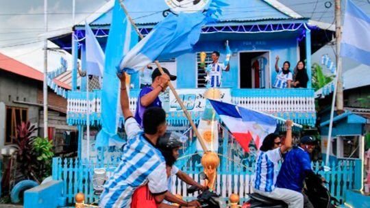 Un pescador de Indonesia convirtió su casa en un santuario de Argentina y Messi