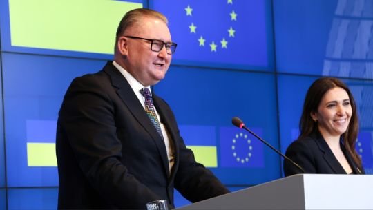 Mientras sigue bajo fuego ruso, Ucrania inició formalmente las negociaciones de adhesión a la Unión Europea