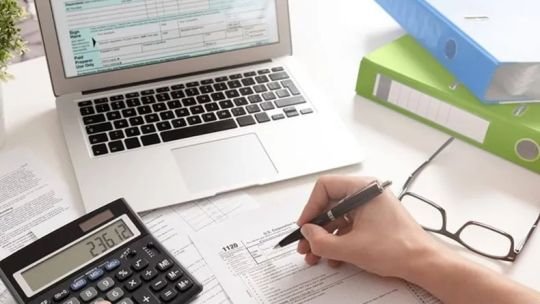 Junio llega con aguinaldo, pero también con aumentos: transporte, alquileres, prepagas, colegios y servicios presionan al bolsillo
