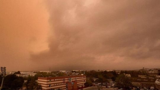 Una densa nube de polvo del Sahara avanza sobre el Atlántico e impacta en el Caribe