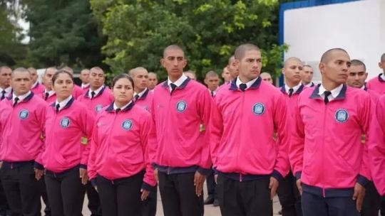 Polémica por el uniforme rosa: proponen que el azul de la Policía solo pueda cambiarse por ley