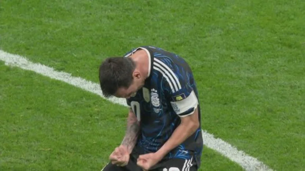 Lionel Messi: el desahogo de rodillas y el abrazo con Lionel Scaloni tras la remontada ante Inglaterra