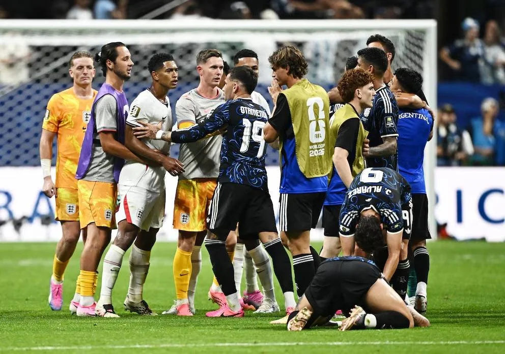 Jude Bellingham perdió el control: el cachetazo a Valentín Barco y el cruce con Lionel Messi ante Argentina