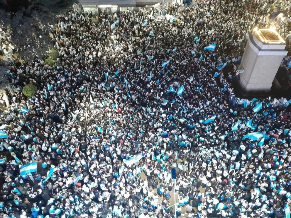 Argentina a la final: más de 50 mil neuquinos celebraron en el Monumento a San Martín