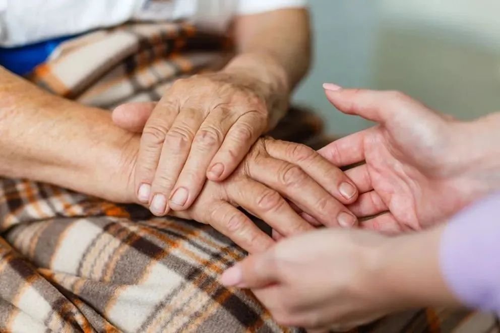 ¿Por qué los adultos mayores son el grupo más vulnerable frente a las bajas temperaturas?