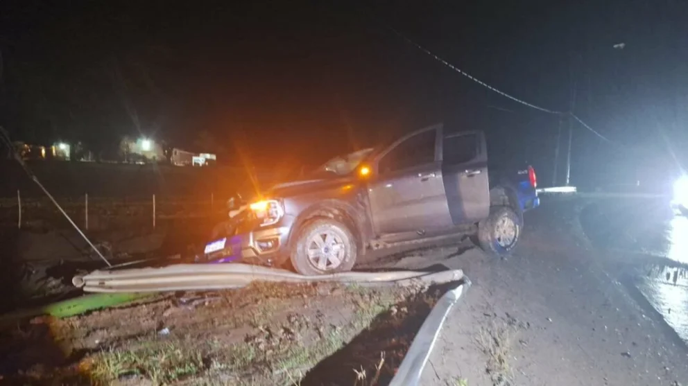 Lluvia y poca visibilidad: una camioneta despistó e impactó contra un poste
