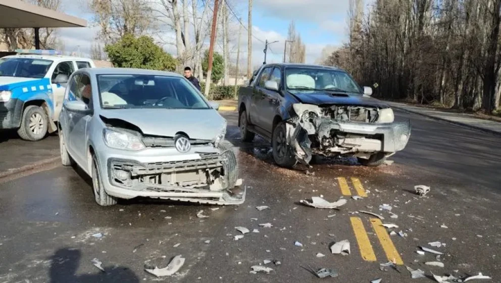 Una joven resultó herida tras chocar contra una Hilux