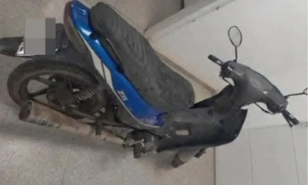 Una mujer entregó a su hijo a la Policía: llego a su casa con una moto robada
