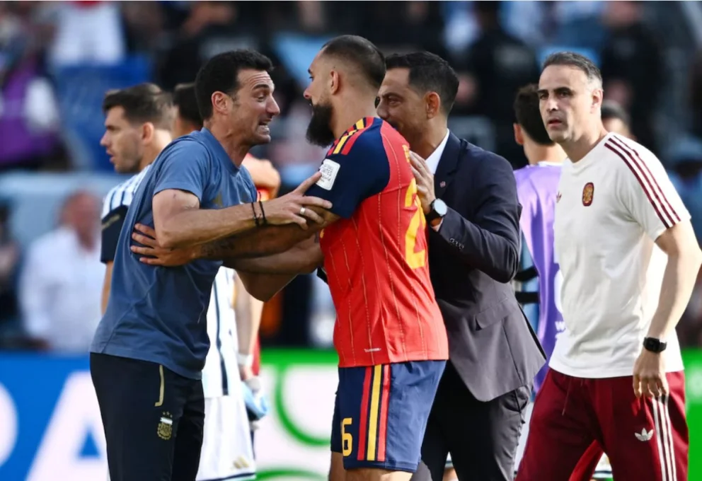Scaloni separó a los jugadores tras la final y pidió “ser grandes en la derrota”