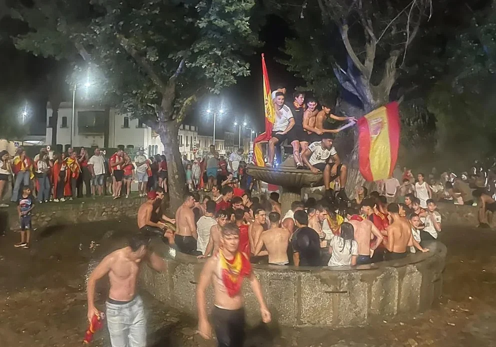 España: colapsó una fuente y mató a un adolescente de 13 años en medio de los festejos