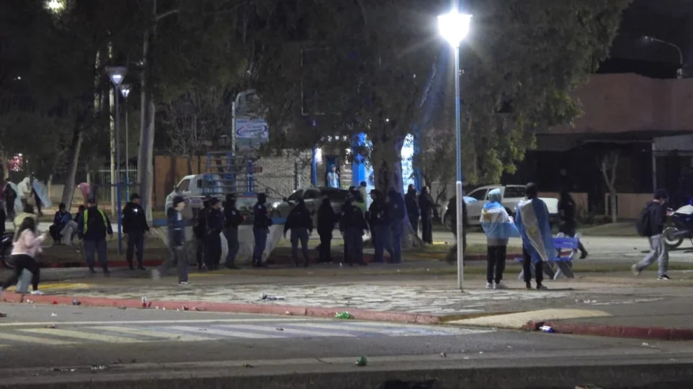 Incidentes en Centenario tras la final: una policía herida de un botellazo y tres demorados