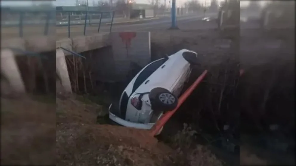 Espectacular choque en la Ruta 22: un auto terminó en un desagüe y su ocupante salió ileso