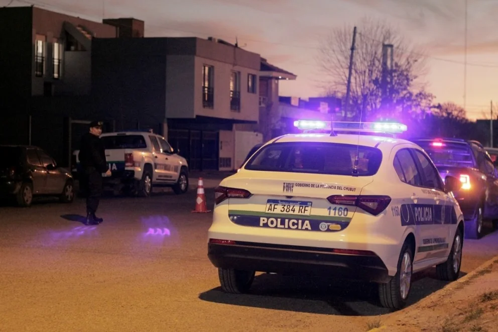 El hijo de un policía salió a pasear con su novia en un auto de la fuerza y lo pararon