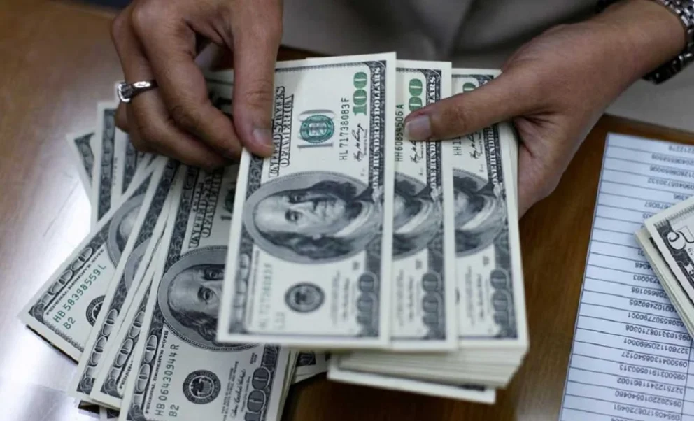 El valor del dólar sigue oscilando: a cuánto cotizó este martes