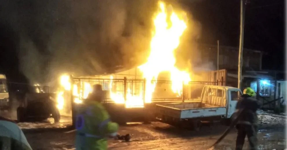 Una estufa cayó sobre un colchón y el fuego arrasó con dos casas