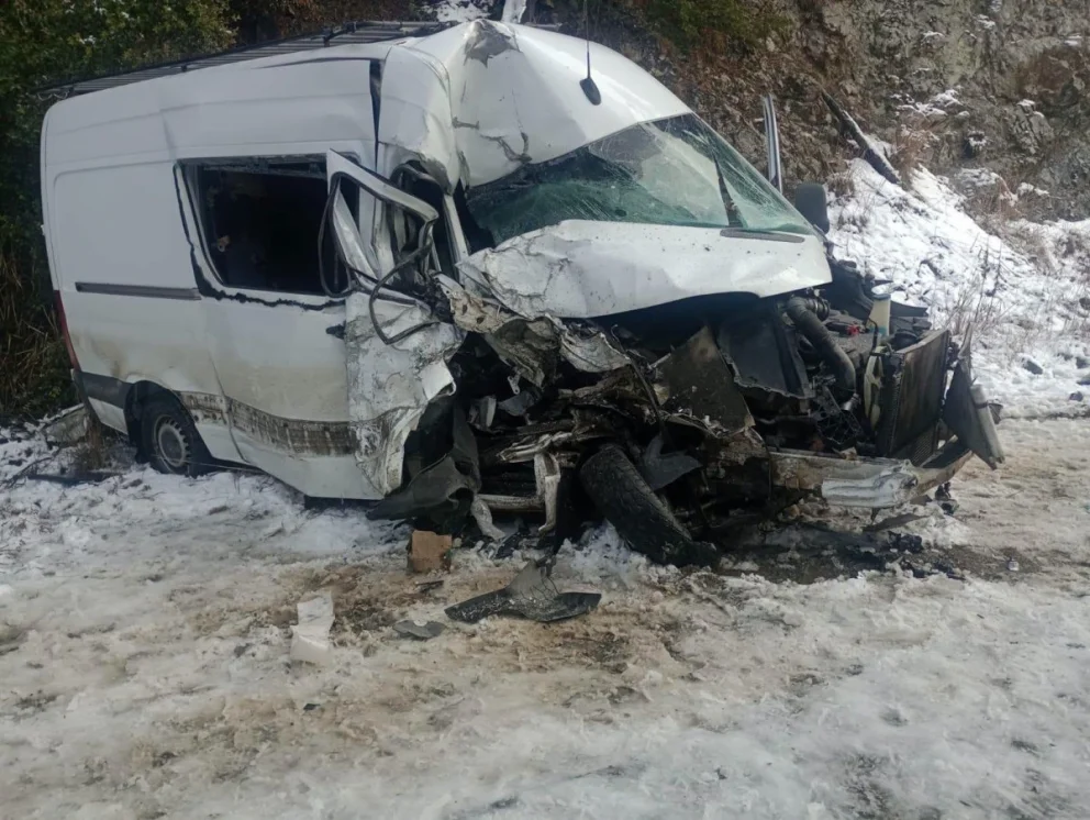 Temporal de nieve: investigan un choque entre un colectivo y una combi
