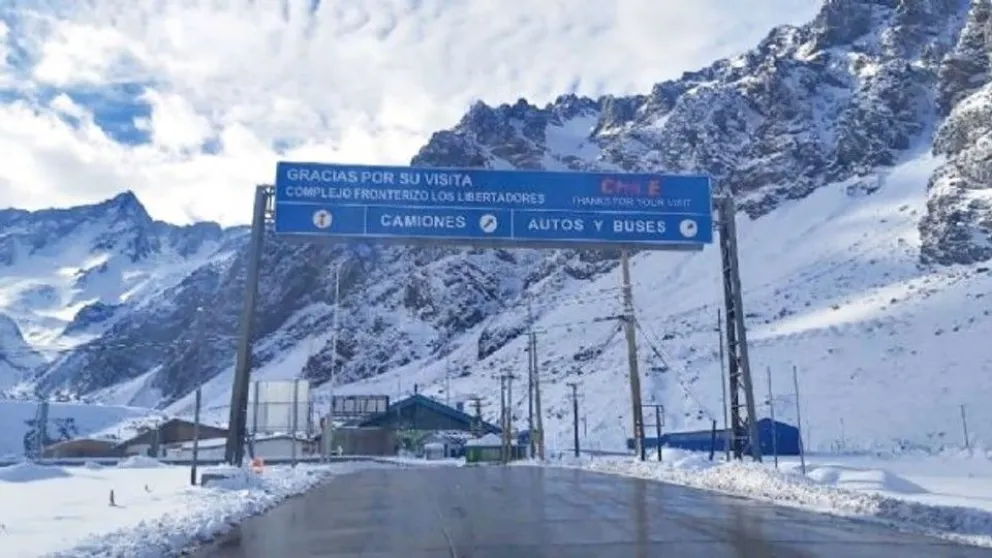 Más de 1.500 camiones permanecen varados y Mendoza prepara un operativo para liberar el Paso Cristo Redentor