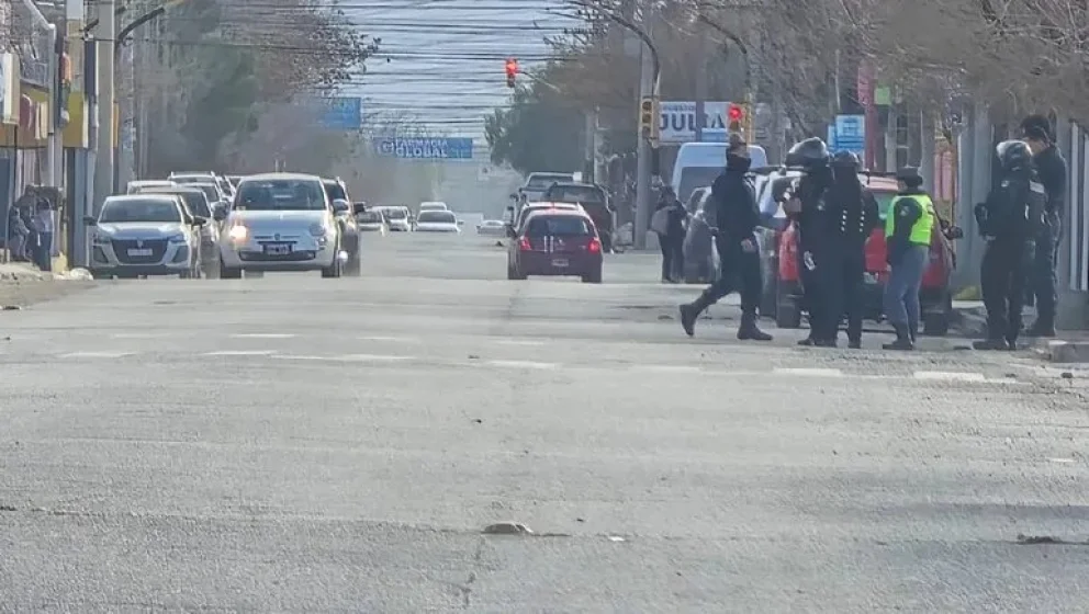 Entraron por una ventana, se cambiaron de ropa y huyeron
