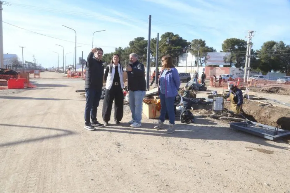 Gaido y Corroza recorrieron la Gran Avenida y supervisaron la colocación de las primeras luminarias