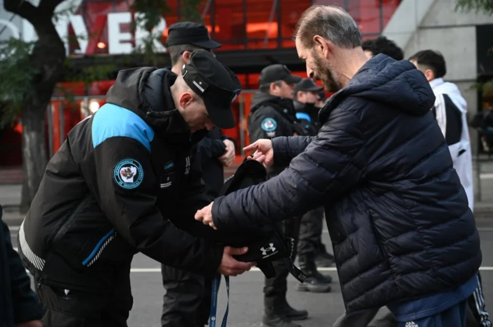 Fuerte operativo en el Monumental: decenas quedaron afuera y hubo más de 200 infracciones
