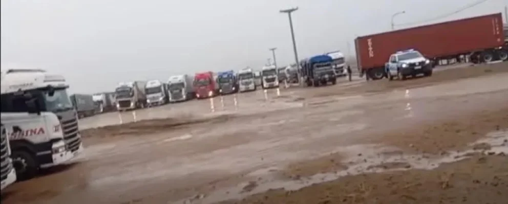 Nieve y lluvias complican el paso Pino Hachado: hay 520 camiones varados