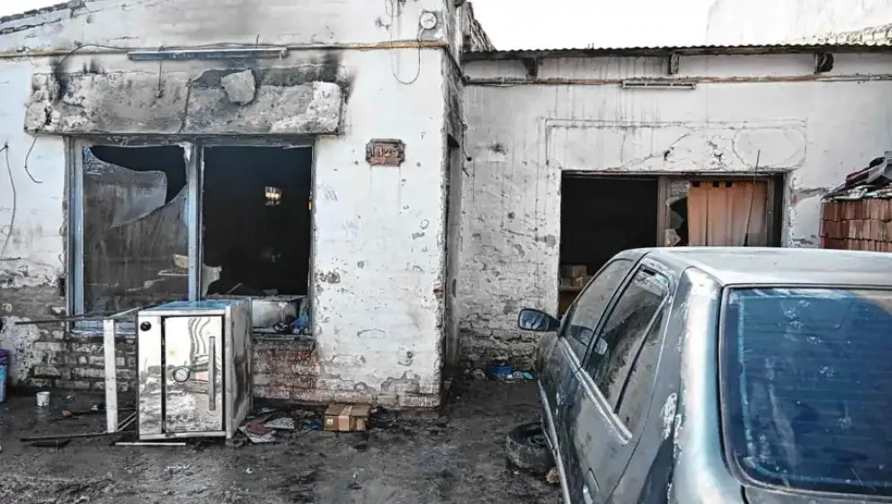 Incendio en Roca: el joven permanece en estado crítico y esperan trasladarlo al Garrahan