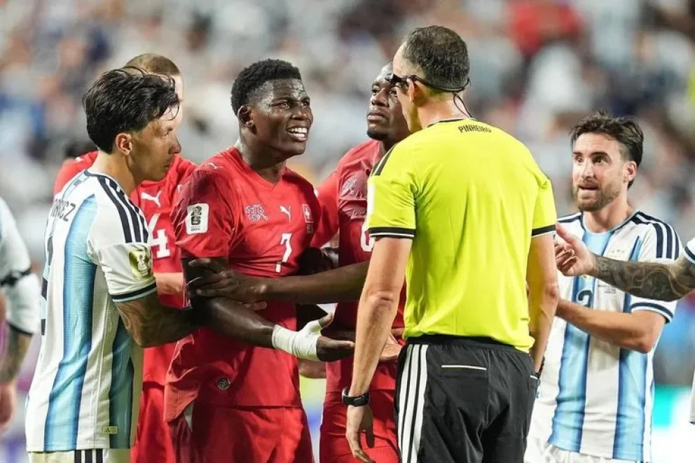 Admiten el error: la IFAB confirmó que Embolo fue mal expulsado en el partido de Argentina ante Suiza