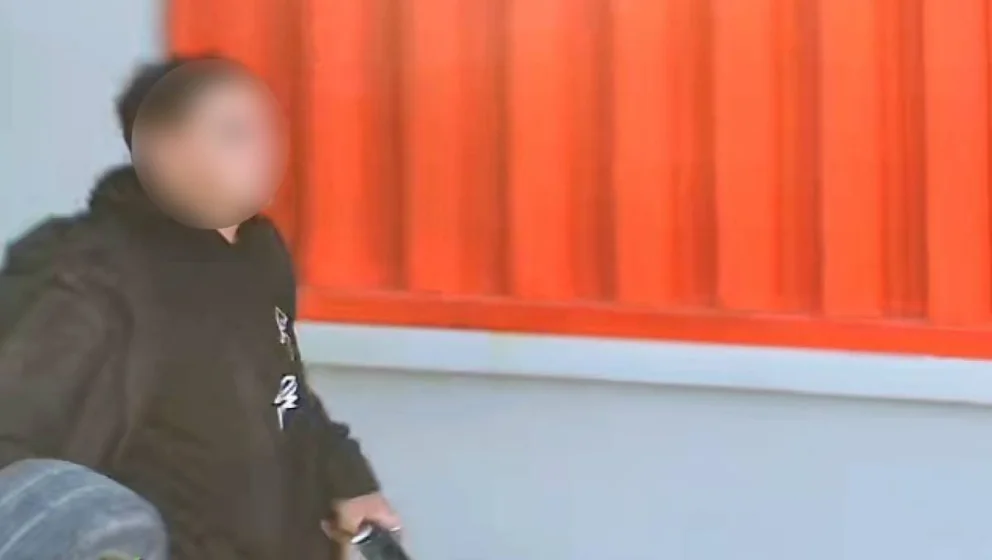 Monitoreo urbano en Neuquén: demoraron a un hombre que trasladaba un neumático que no pudo justificar