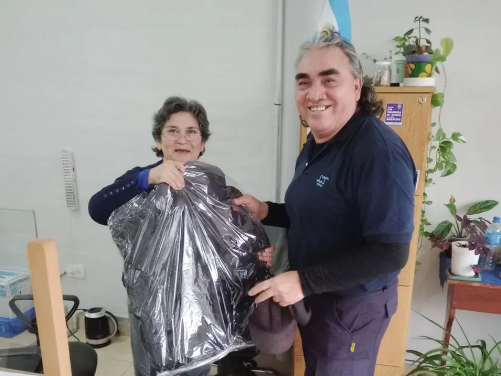 Comenzó la entrega de ropa de trabajo para el personal del EPAS
