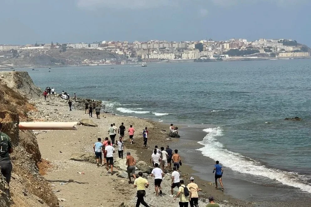 Crisis migratoria: caos en Ceuta, España movilizó al Ejército tras la llegada masiva de personas desde Marruecos