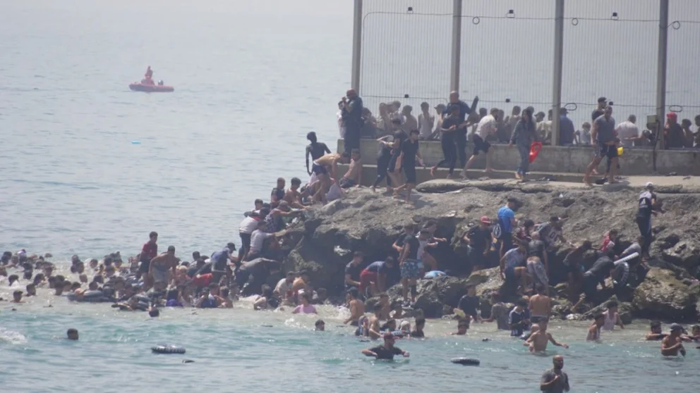 Crisis migratoria en Ceuta: nueve muertos tras intentar cruzar a nado hacia España